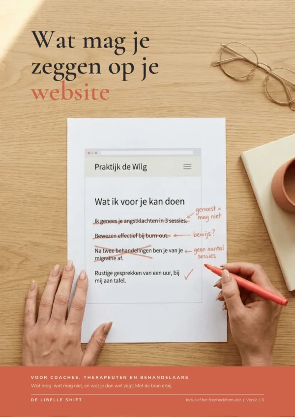 Cover van de gids Wat mag je zeggen op je website, met een uitgeprinte praktijkpagina waarop drie zinnen met een koraalrode stift zijn doorgestreept